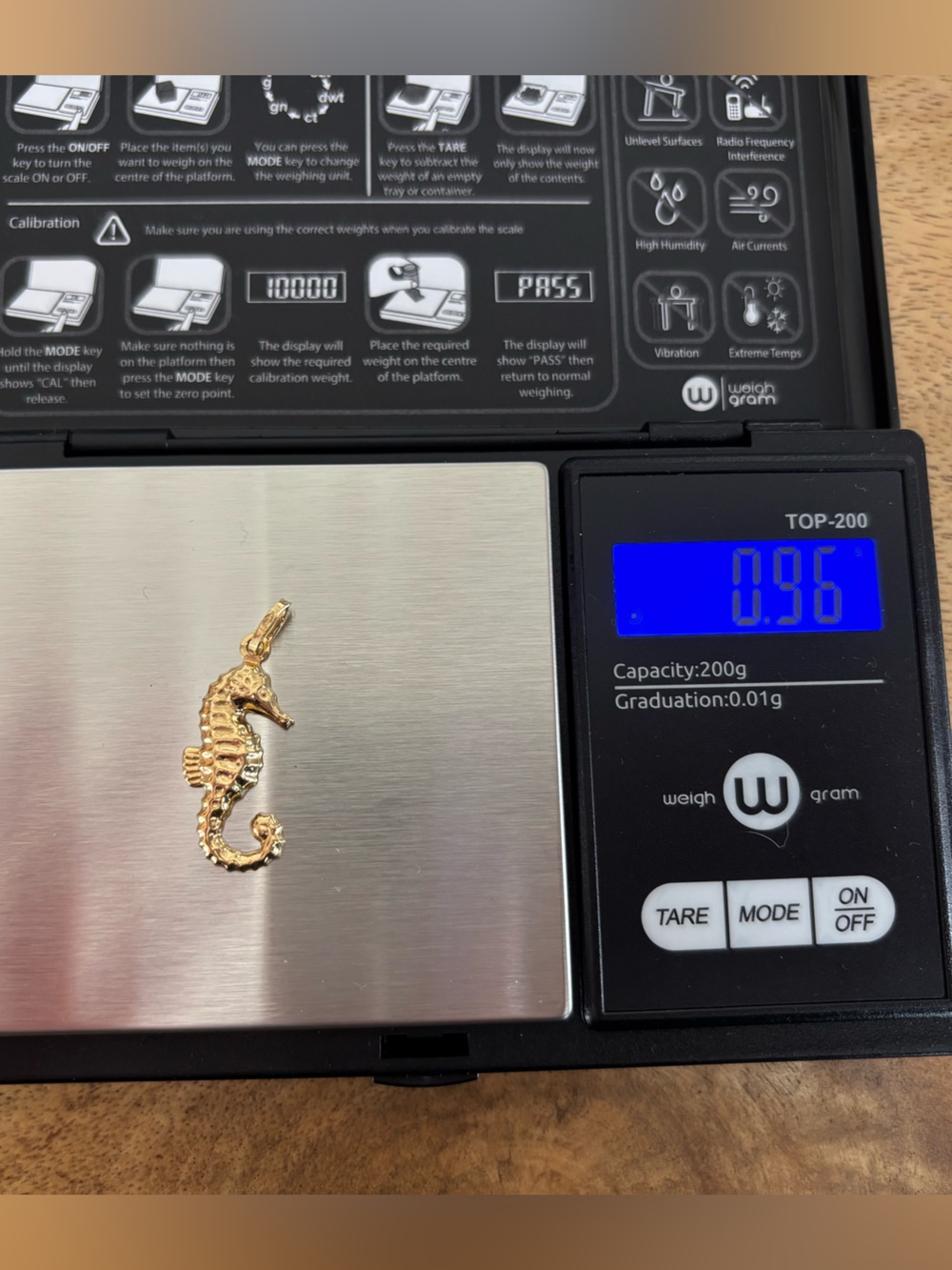 18k gold seahorse pendant - like new! - Picture 7 of 7
